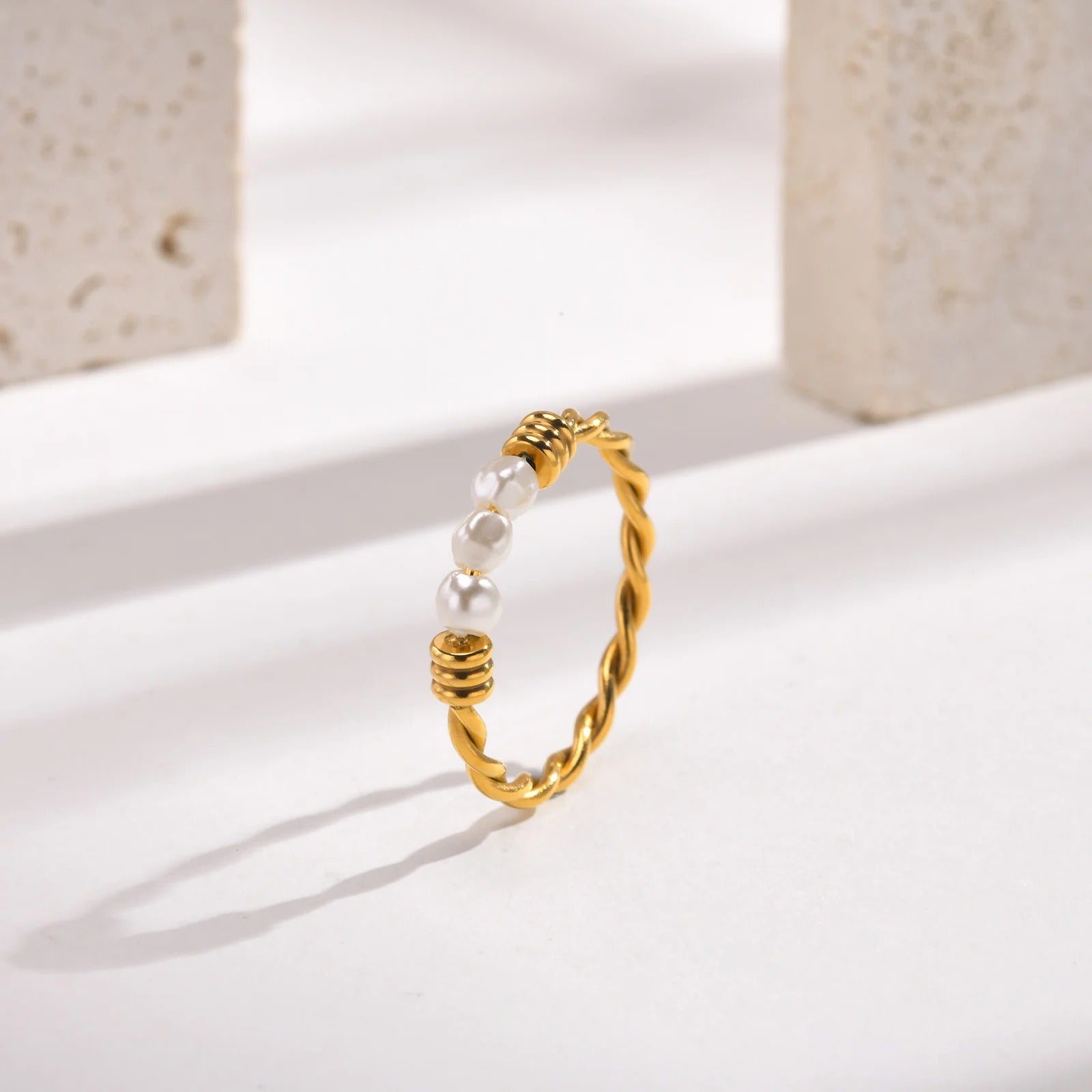 Bague torsadée avec perle