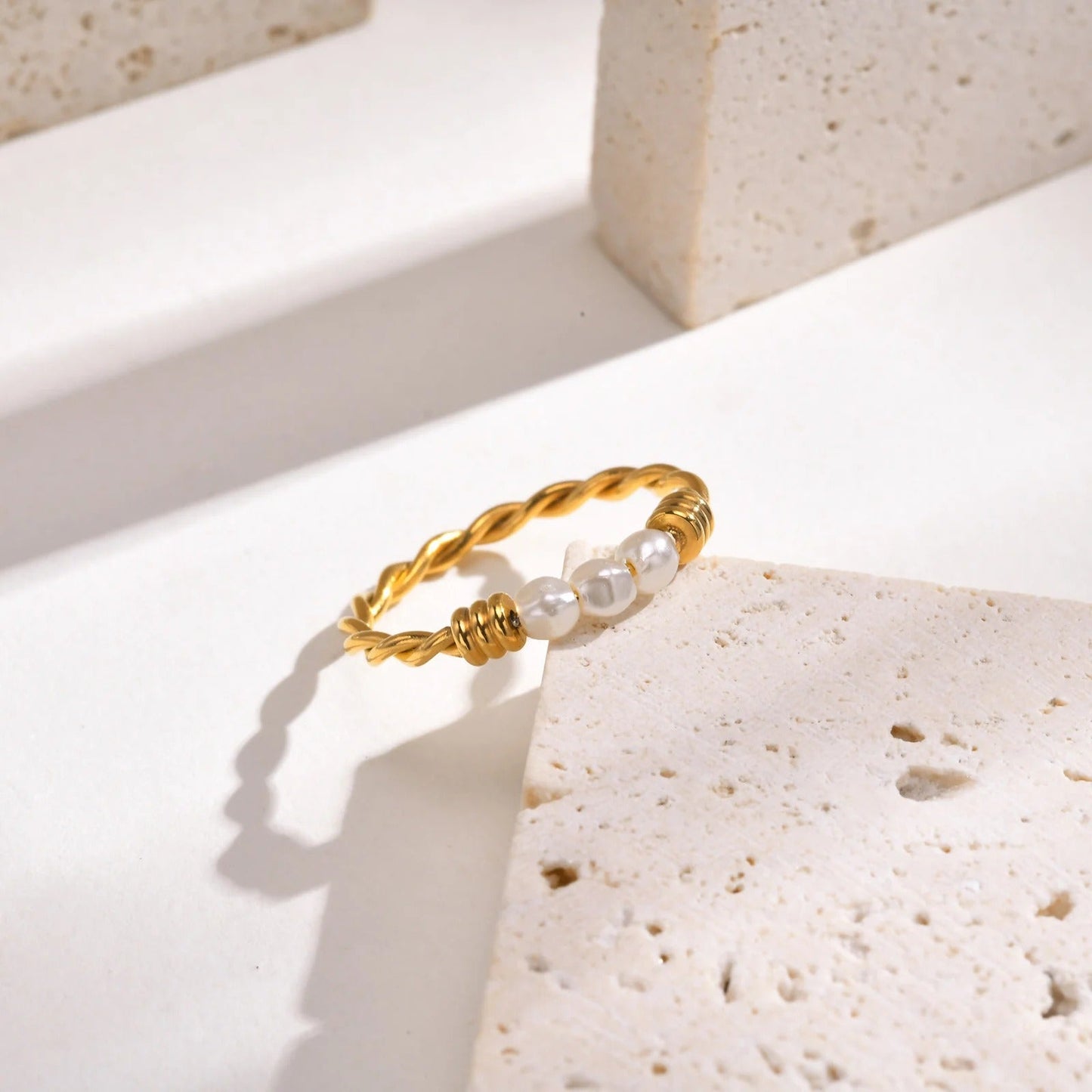 Bague torsadée avec perle